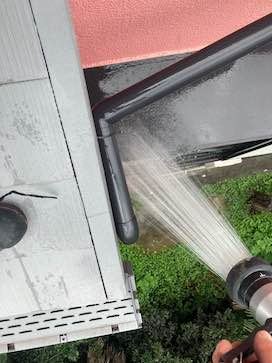 雨漏りの原因箇所を確認している様子