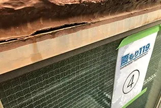 雨漏りにより木部まわりに劣化が見られる状態
