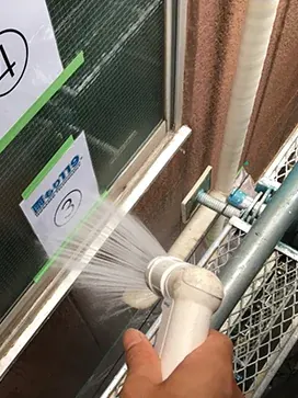 雨水の侵入口を確認している外壁まわりの状態